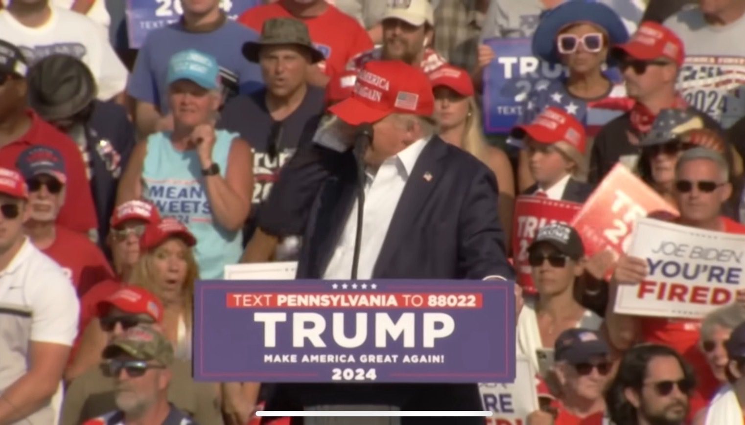 川普出席造勢活動遇槍擊 子彈擊中川普右耳釀兩死一傷