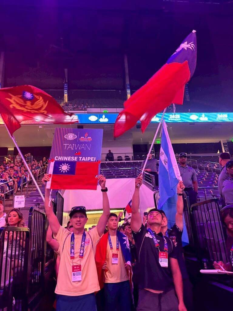 世界警消運動會揭幕 台灣代表團舉國旗進場