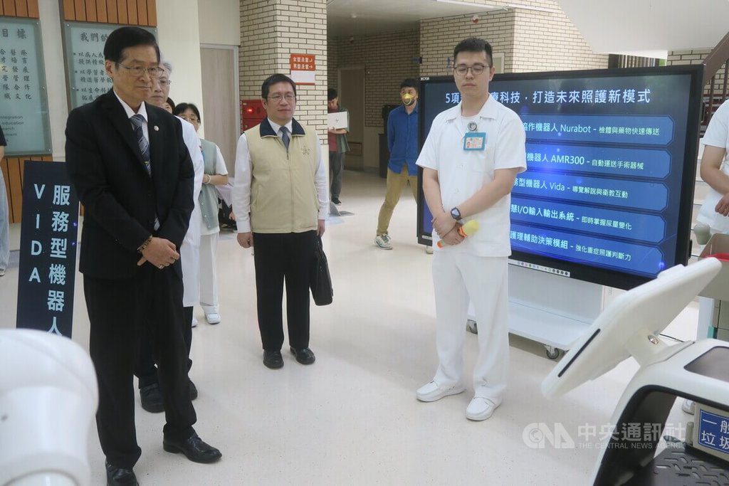 嚴德發視導台中榮總讚視病猶親 關注智慧照護應用