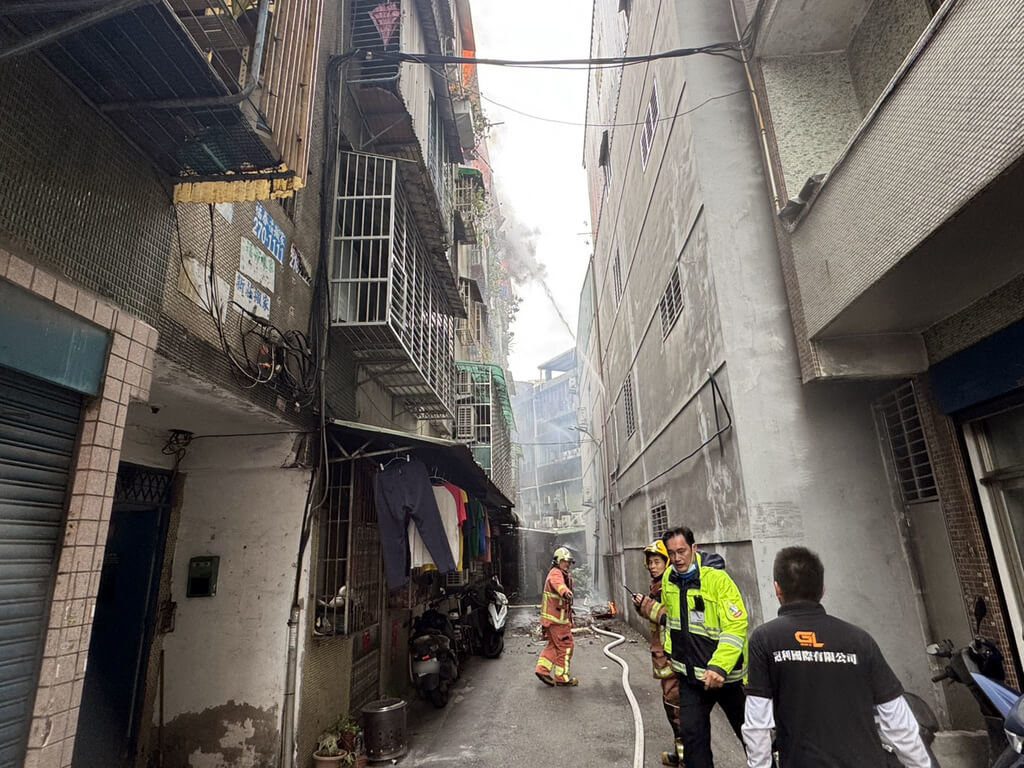 新北新莊住宅頂樓火警  4人疏散無受困