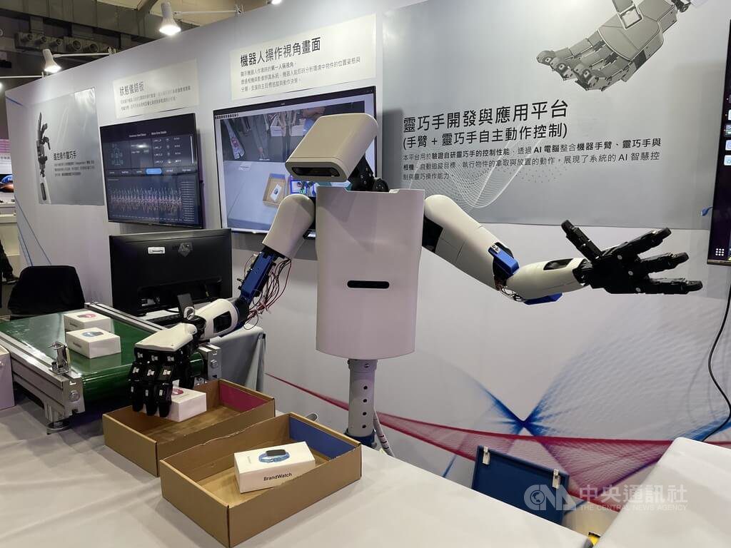 鴻海科技日開放民眾參觀　人形機器人應用成焦點