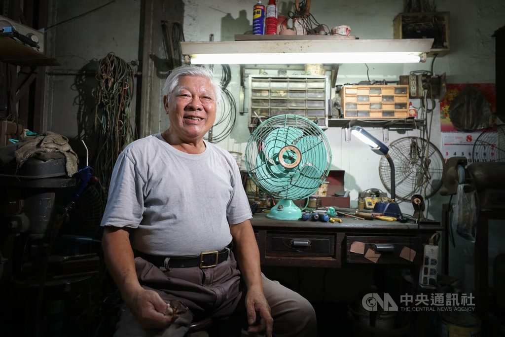 7旬匠人維修技藝精湛　老電扇轉動吹送懷舊涼意