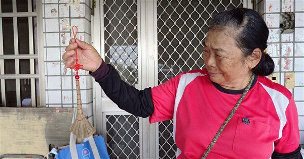 7旬許秋月製作槺榔掃帚半世紀　創新迷你版吊飾