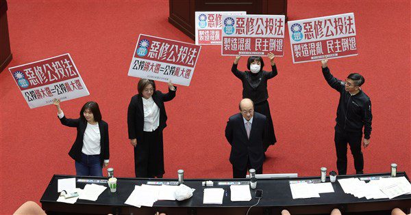 立院三讀　在野黨人數優勢表決通過恢復公投綁大選
