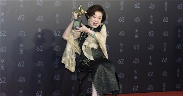 陳淑芳獲金馬終身成就獎　淚喊心中有愛無年齡顧忌