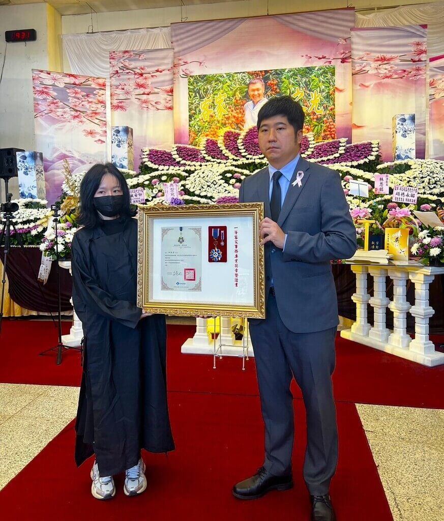 致敬客家流行音樂推手　客委會頒旌揚狀追思邱從容